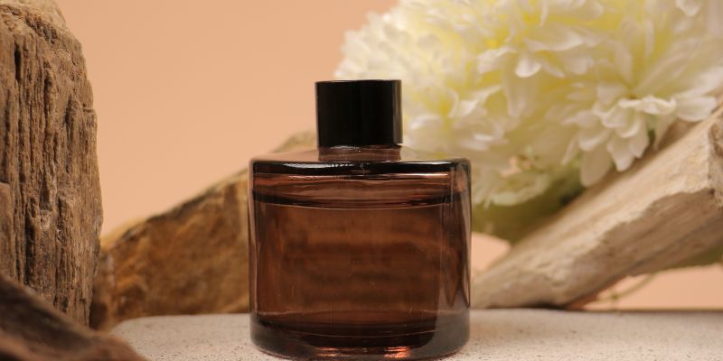Can We Apply Perfume on Clothes or Skin? Which Is the More Effective Method?